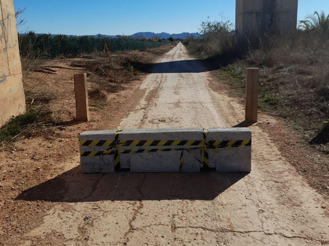 Colocación de barreras de hormigón Vía Verde Campo de Cartagena